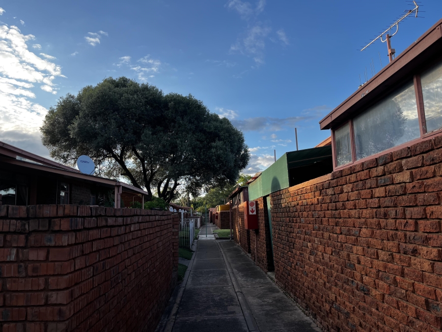 1 Bedroom Property for Sale in Hermanstad Gauteng