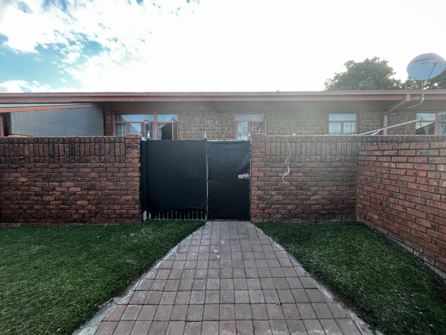 1 Bedroom Property for Sale in Hermanstad Gauteng