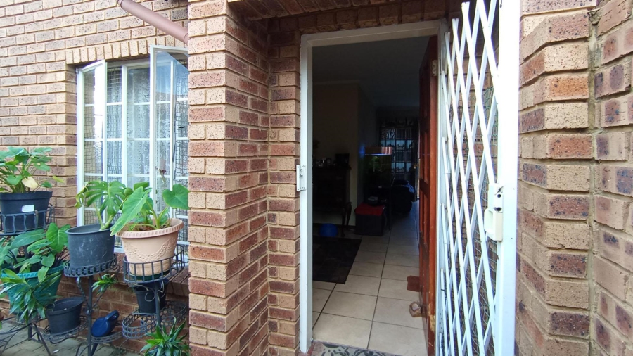 2 Bedroom Property for Sale in The Reeds Gauteng