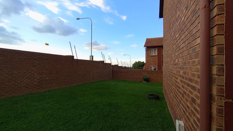 2 Bedroom Property for Sale in The Reeds Gauteng
