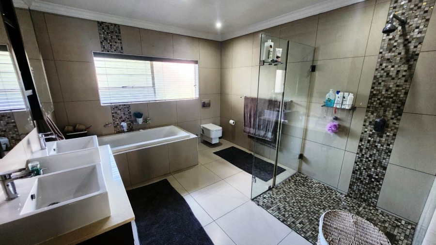 5 Bedroom Property for Sale in Eldoraigne Gauteng