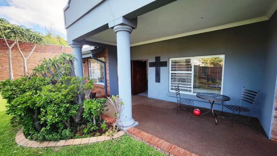 5 Bedroom Property for Sale in Eldoraigne Gauteng