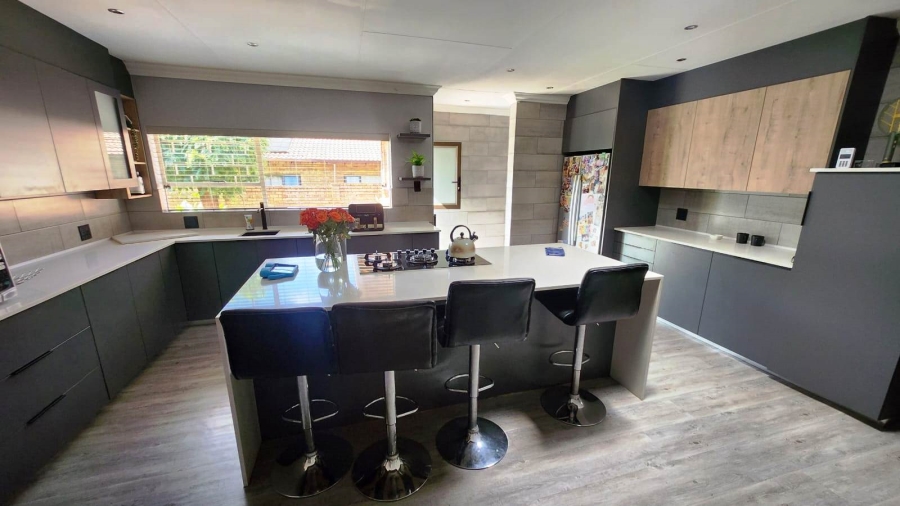 5 Bedroom Property for Sale in Eldoraigne Gauteng