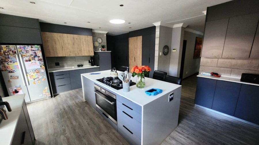 5 Bedroom Property for Sale in Eldoraigne Gauteng