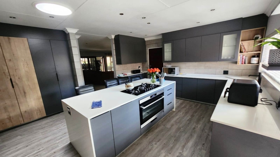 5 Bedroom Property for Sale in Eldoraigne Gauteng