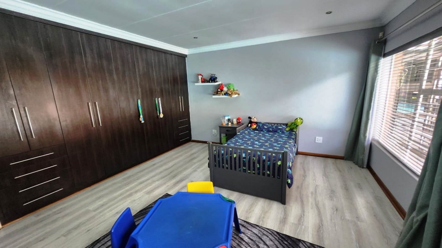 5 Bedroom Property for Sale in Eldoraigne Gauteng