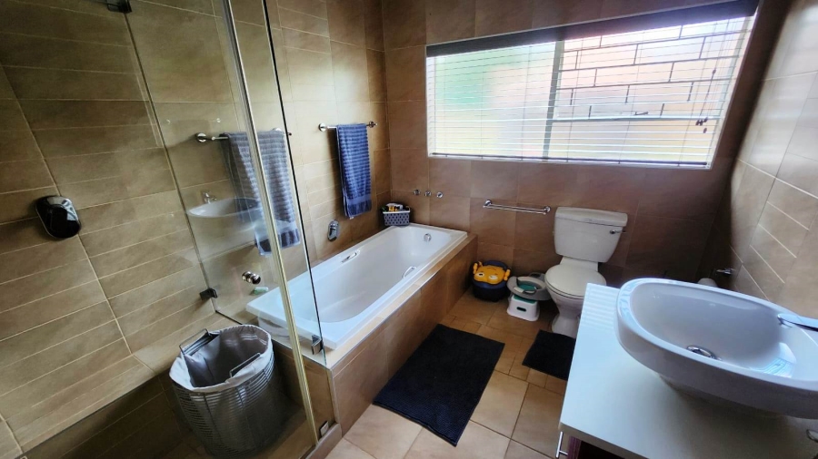 5 Bedroom Property for Sale in Eldoraigne Gauteng