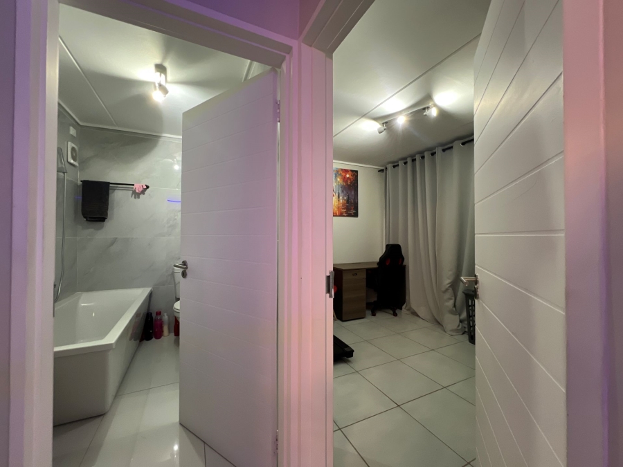 2 Bedroom Property for Sale in Mooikloof Gauteng