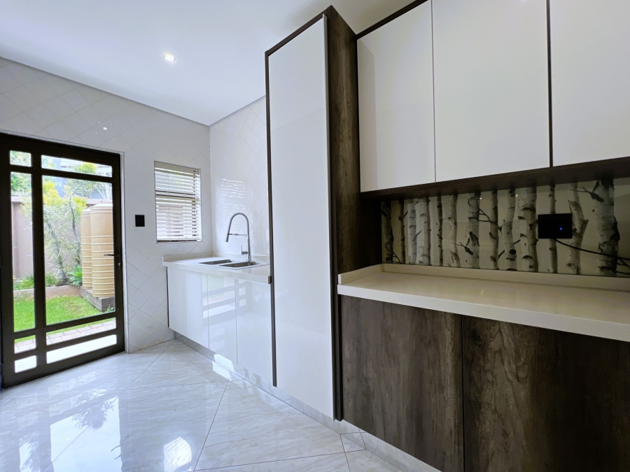 5 Bedroom Property for Sale in Lombardy Estate Gauteng