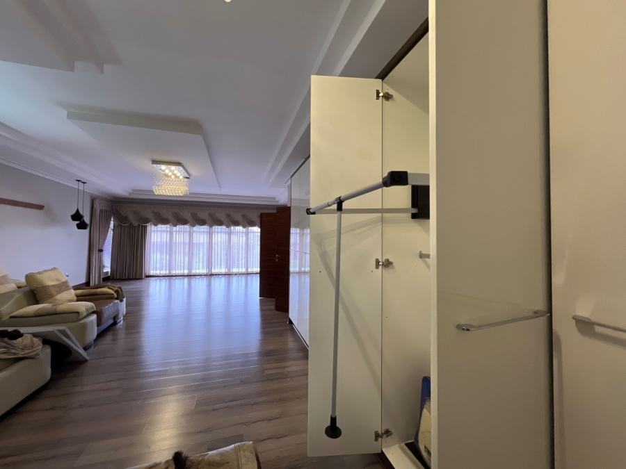 5 Bedroom Property for Sale in Lombardy Estate Gauteng