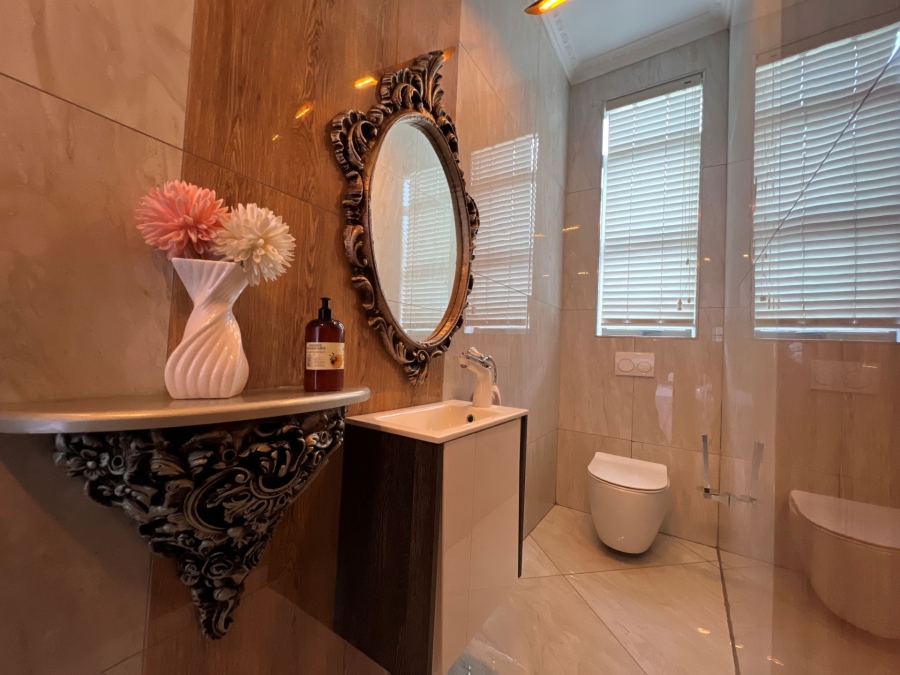 5 Bedroom Property for Sale in Lombardy Estate Gauteng