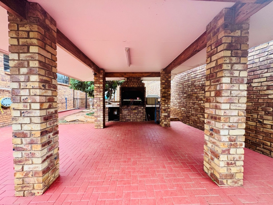 5 Bedroom Property for Sale in Wonderboom Gauteng