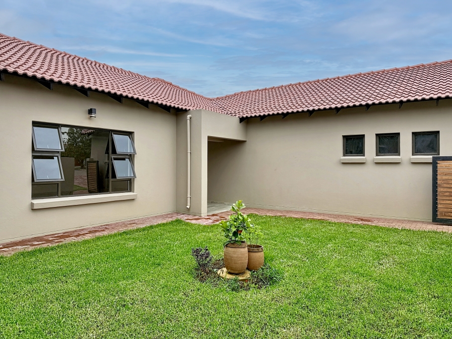 To Let 4 Bedroom Property for Rent in Silverwoods Country Estate Gauteng