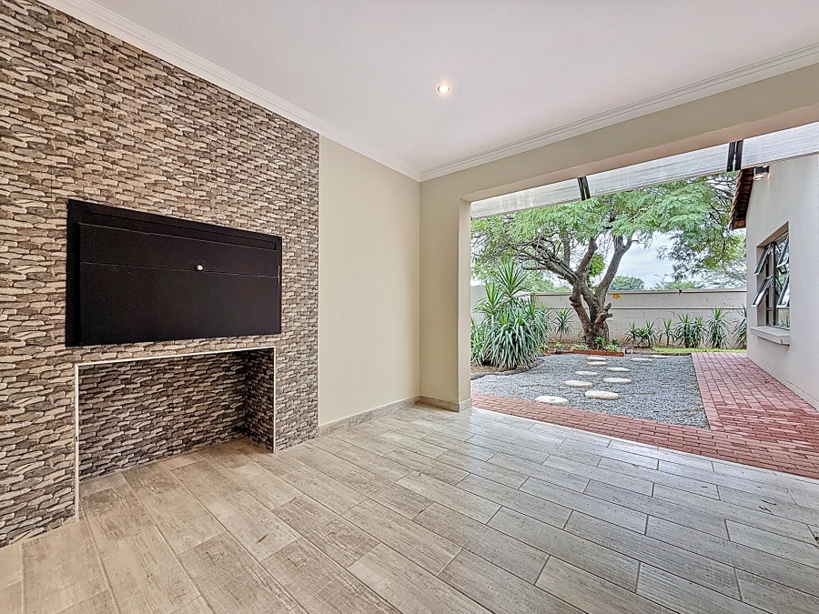 To Let 4 Bedroom Property for Rent in Silverwoods Country Estate Gauteng