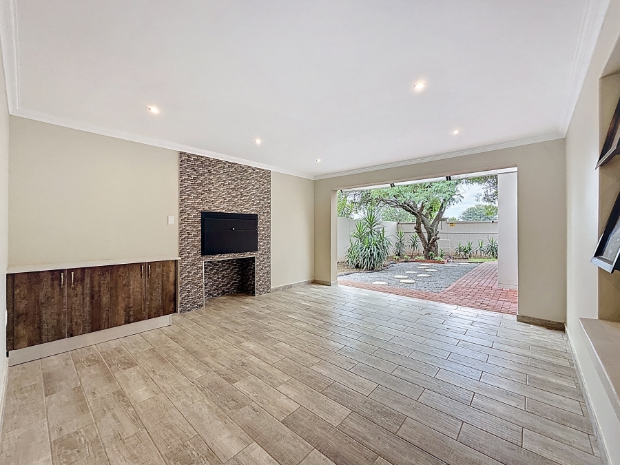 To Let 4 Bedroom Property for Rent in Silverwoods Country Estate Gauteng