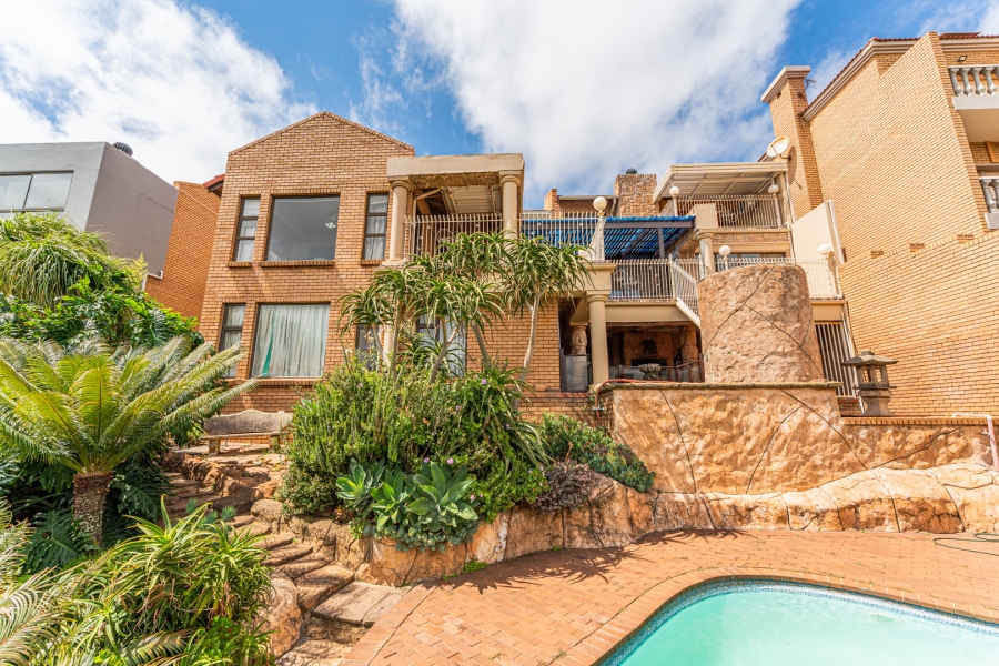 4 Bedroom Property for Sale in Helderkruin Gauteng