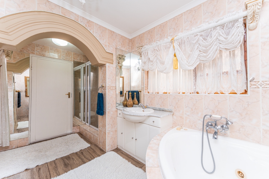 4 Bedroom Property for Sale in Helderkruin Gauteng