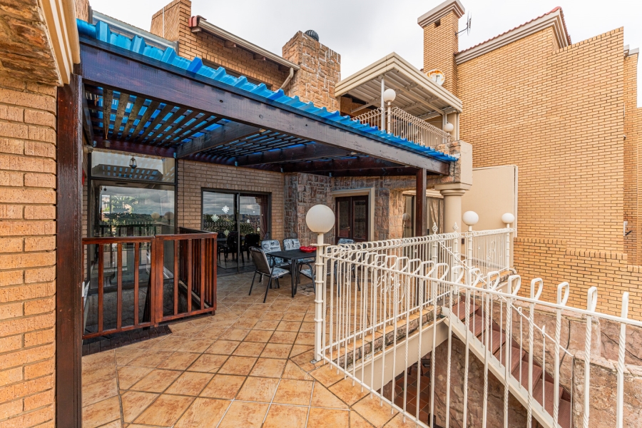 4 Bedroom Property for Sale in Helderkruin Gauteng