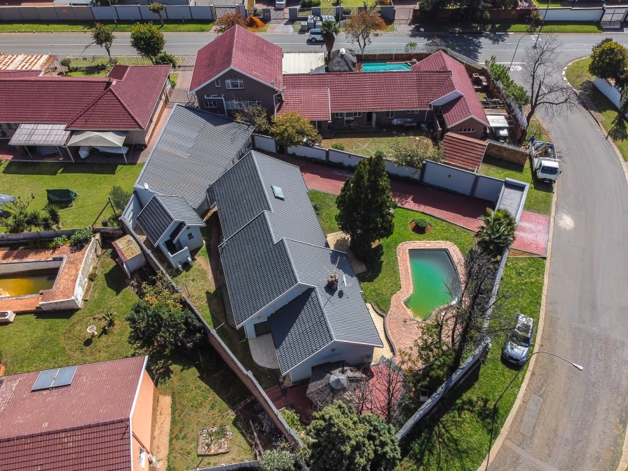 6 Bedroom Property for Sale in Glenvista Gauteng