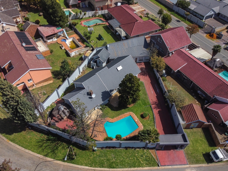 6 Bedroom Property for Sale in Glenvista Gauteng