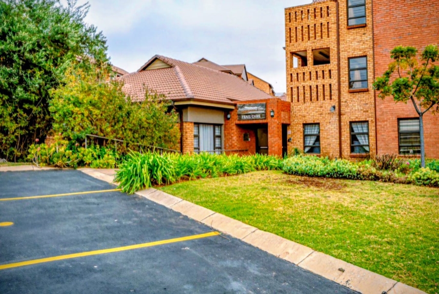 2 Bedroom Property for Sale in Featherbrooke Hills Retirement Gauteng