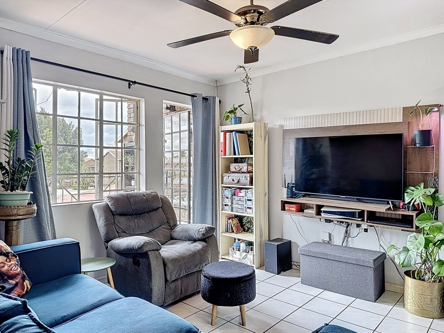 1 Bedroom Property for Sale in Die Hoewes Gauteng