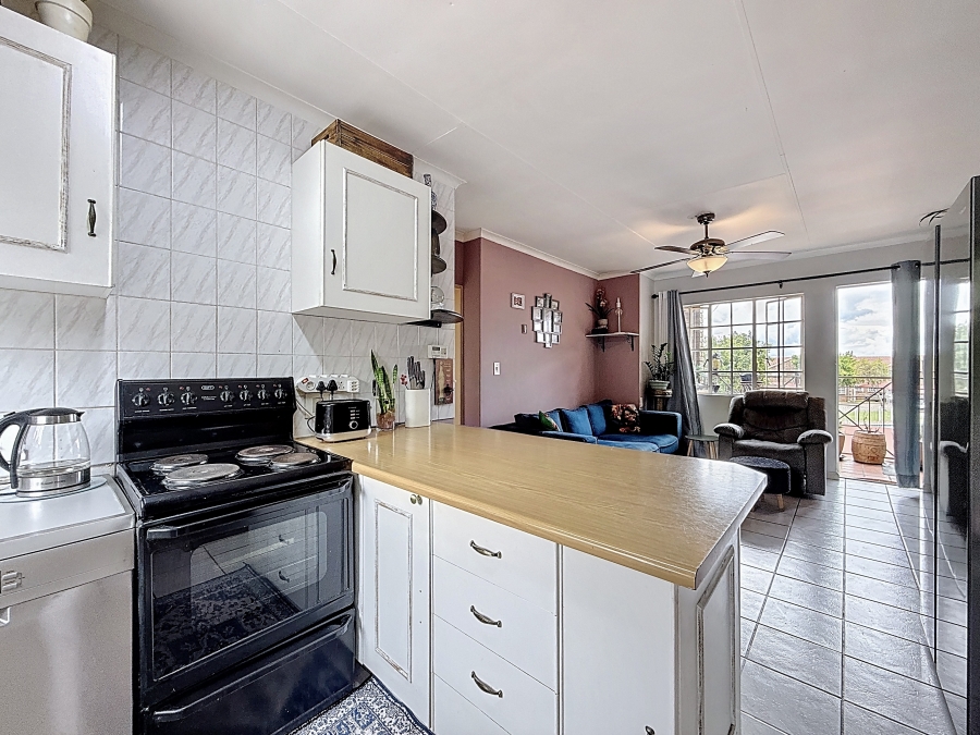 1 Bedroom Property for Sale in Die Hoewes Gauteng