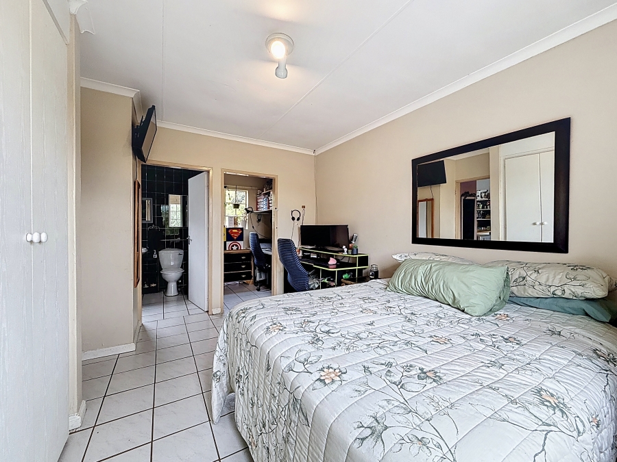 1 Bedroom Property for Sale in Die Hoewes Gauteng