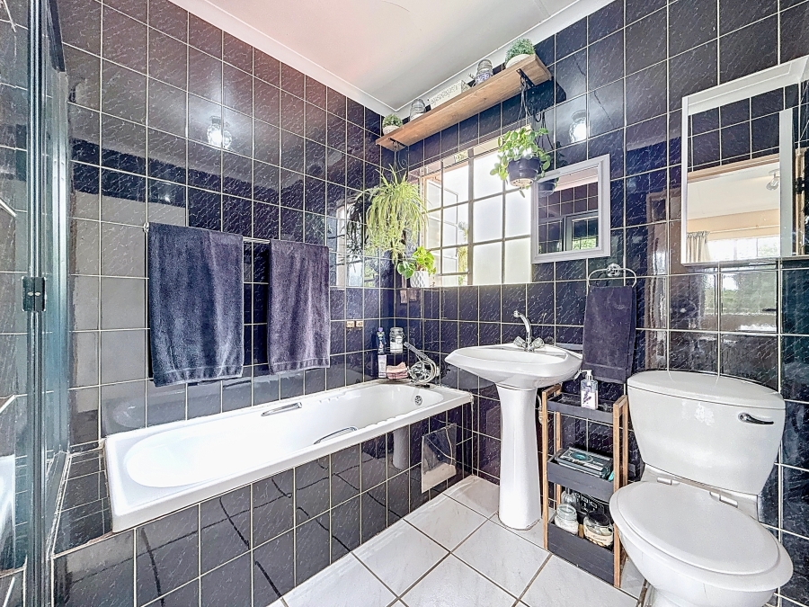 1 Bedroom Property for Sale in Die Hoewes Gauteng