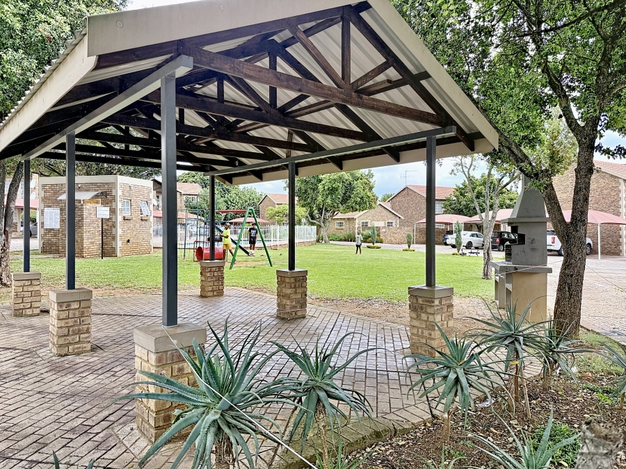 1 Bedroom Property for Sale in Die Hoewes Gauteng