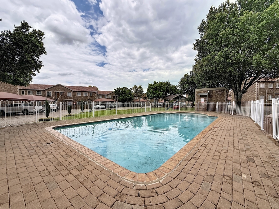 1 Bedroom Property for Sale in Die Hoewes Gauteng