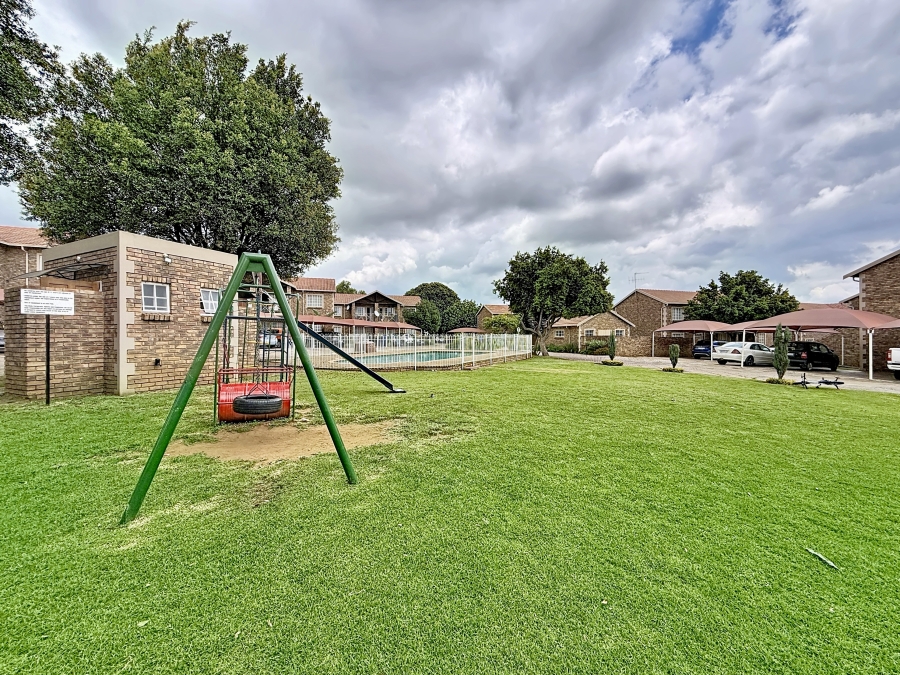 1 Bedroom Property for Sale in Die Hoewes Gauteng