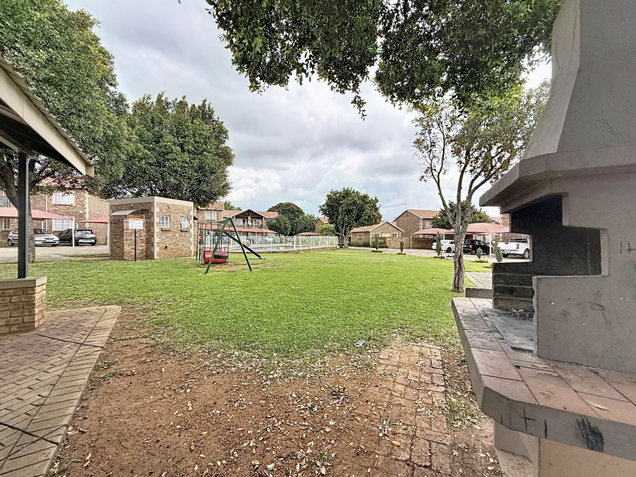 1 Bedroom Property for Sale in Die Hoewes Gauteng