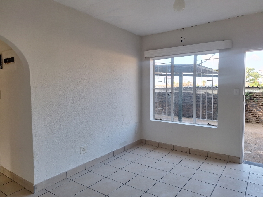 To Let 2 Bedroom Property for Rent in Luipaardsvlei Gauteng