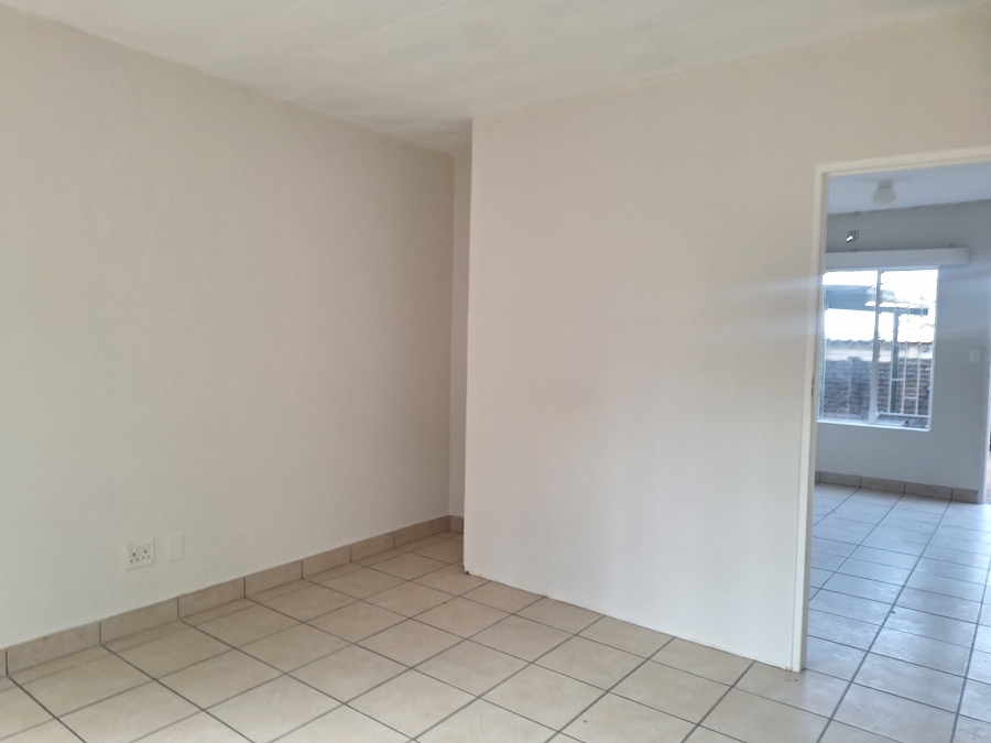 To Let 2 Bedroom Property for Rent in Luipaardsvlei Gauteng