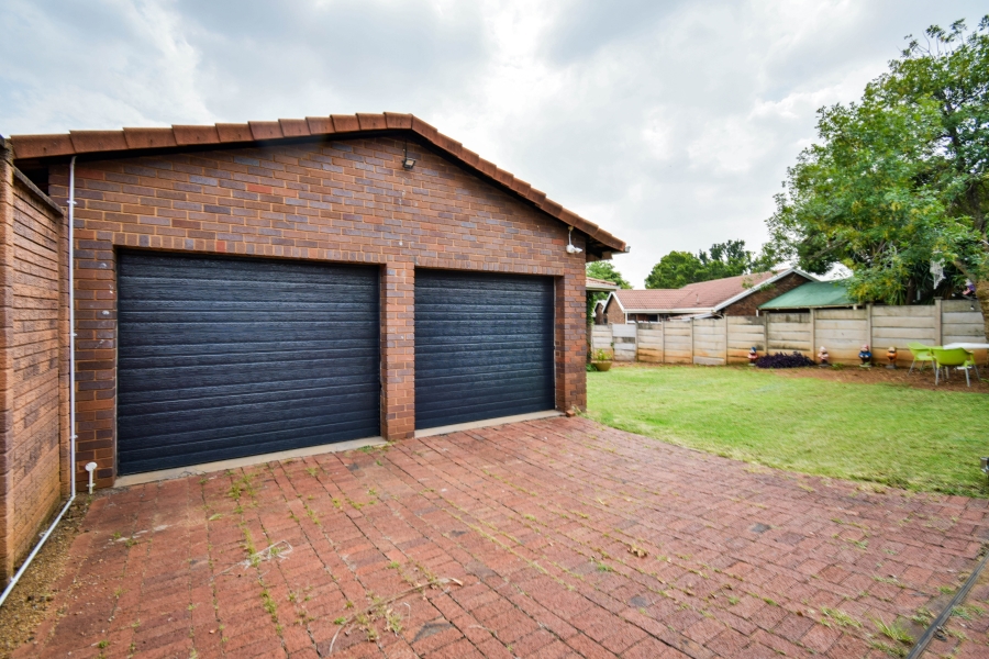 3 Bedroom Property for Sale in Garsfontein Gauteng
