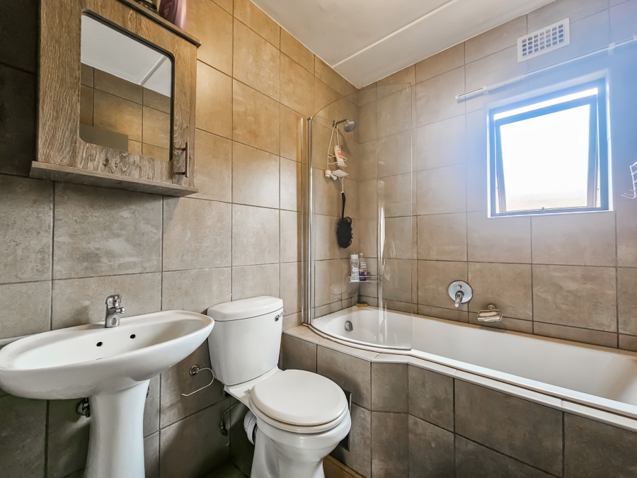 2 Bedroom Property for Sale in La Montagne Gauteng