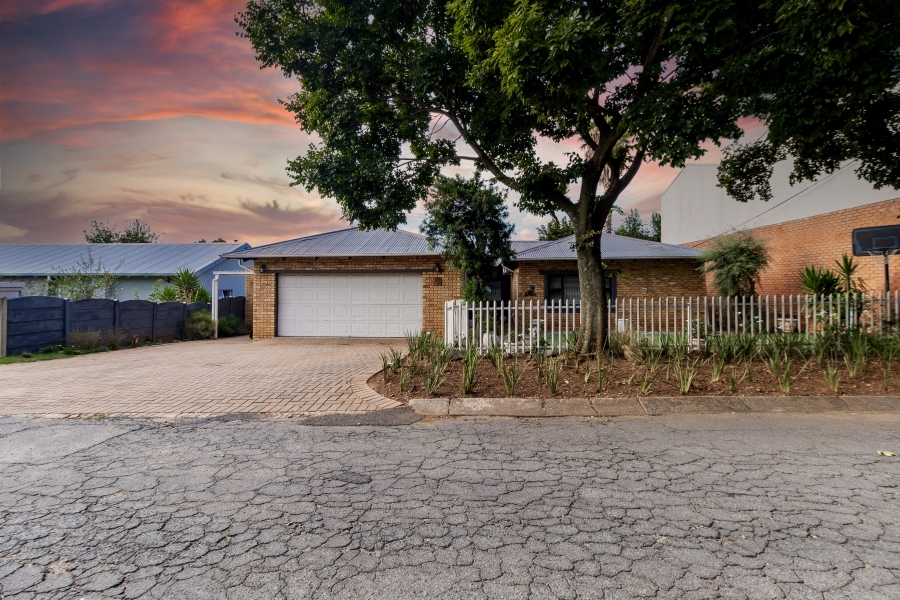 3 Bedroom Property for Sale in Lakeside Gauteng