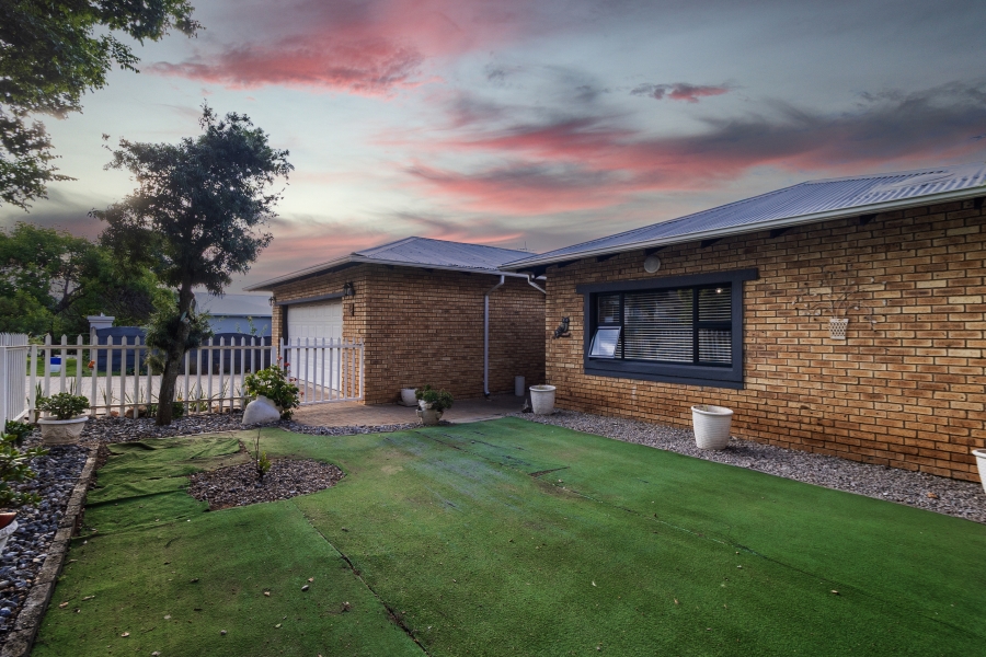 3 Bedroom Property for Sale in Lakeside Gauteng