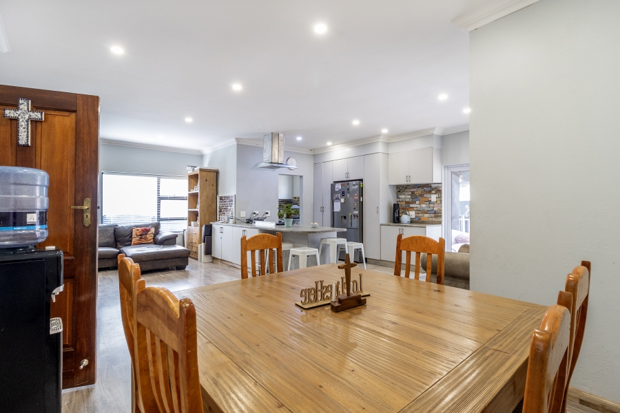 3 Bedroom Property for Sale in Lakeside Gauteng