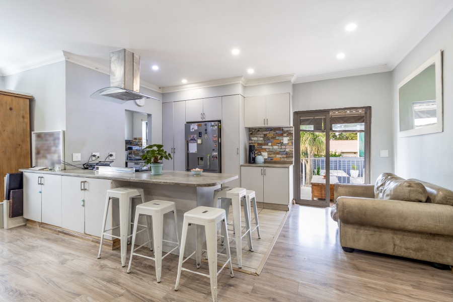 3 Bedroom Property for Sale in Lakeside Gauteng