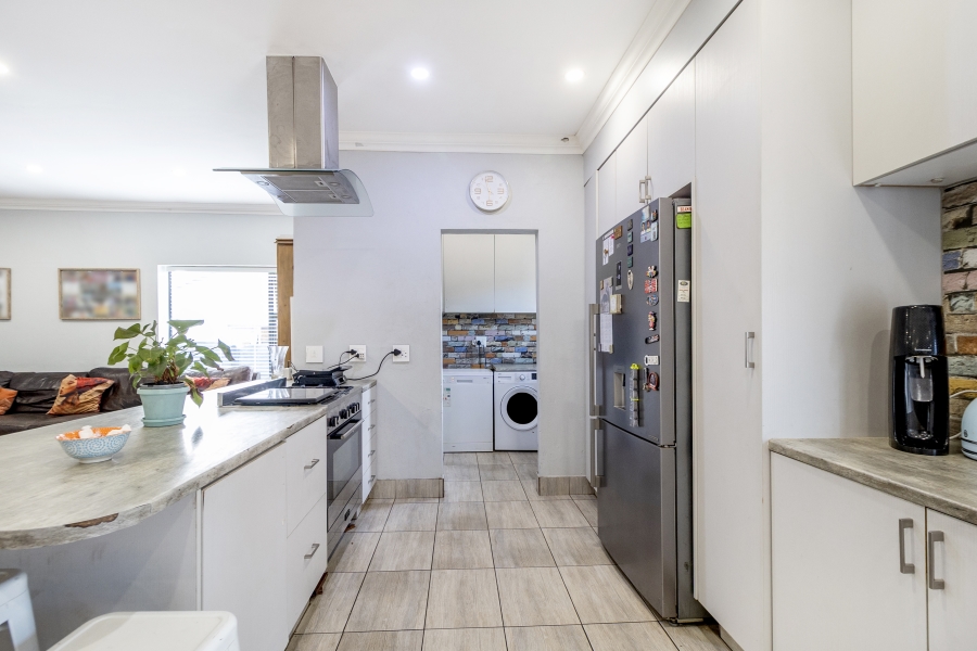 3 Bedroom Property for Sale in Lakeside Gauteng