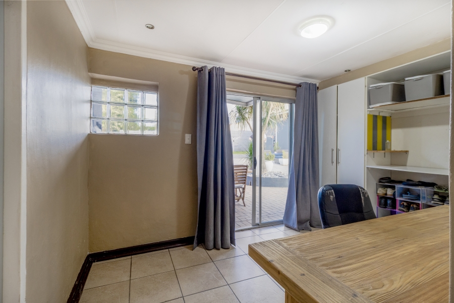 3 Bedroom Property for Sale in Lakeside Gauteng