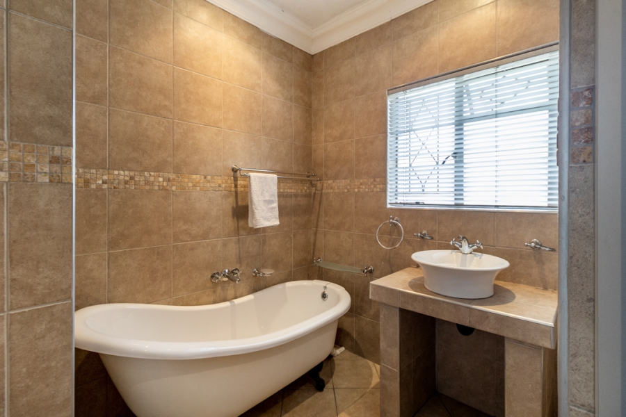 6 Bedroom Property for Sale in Eastleigh Ridge Gauteng