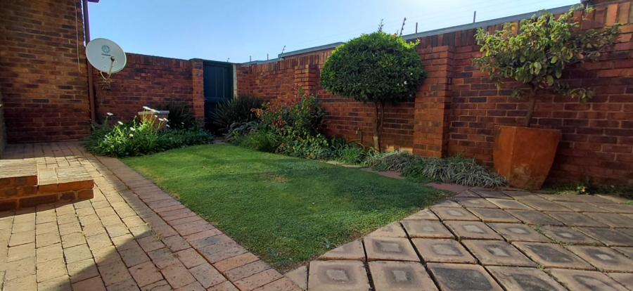2 Bedroom Property for Sale in Dayanglen Gauteng