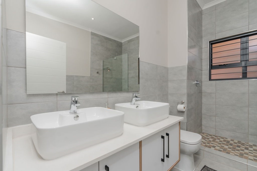 To Let 3 Bedroom Property for Rent in Boardwalk Villas Gauteng