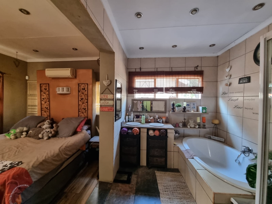 4 Bedroom Property for Sale in Three Rivers Gauteng