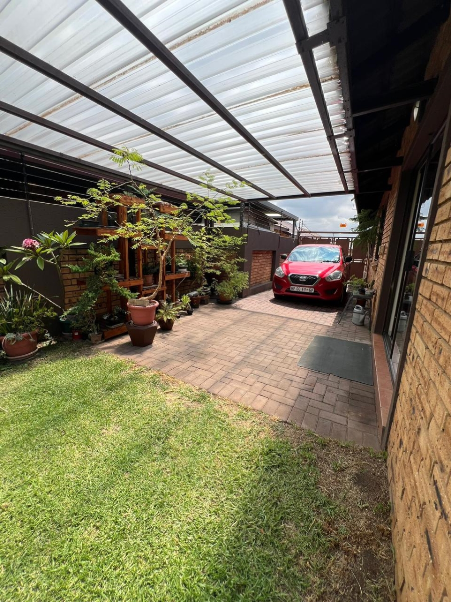 To Let 3 Bedroom Property for Rent in New Redruth Gauteng