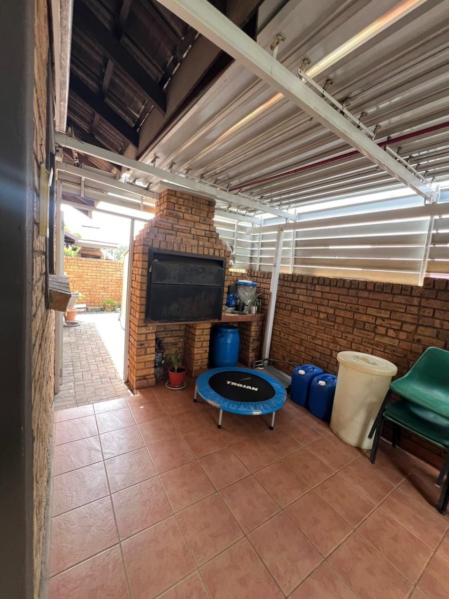 To Let 3 Bedroom Property for Rent in New Redruth Gauteng