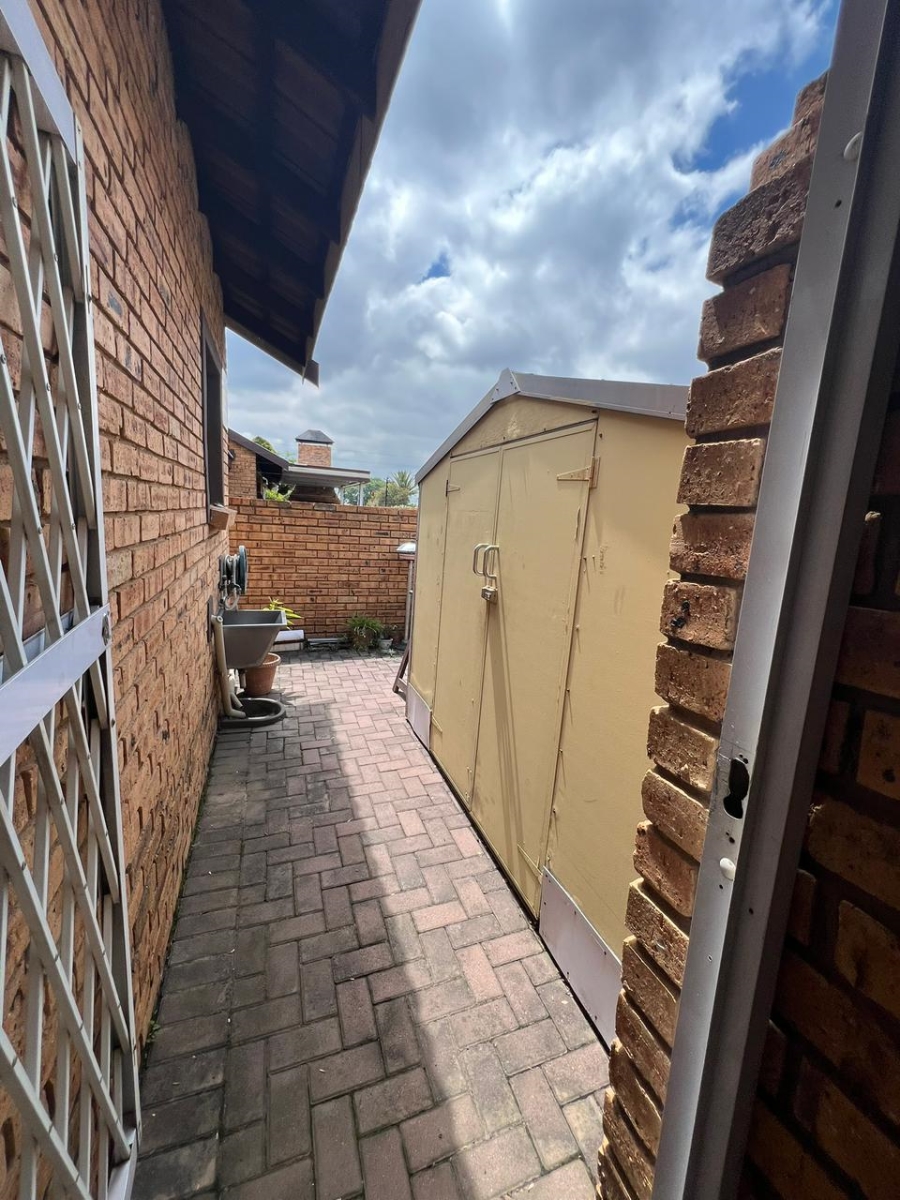 To Let 3 Bedroom Property for Rent in New Redruth Gauteng